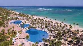 Vista de las instalaciones del resort Bahia Principe en Punta Cana, destacando sus amplias áreas recreativas, piscinas y el entorno tropical diseñado para el disfrute en familia y pareja.