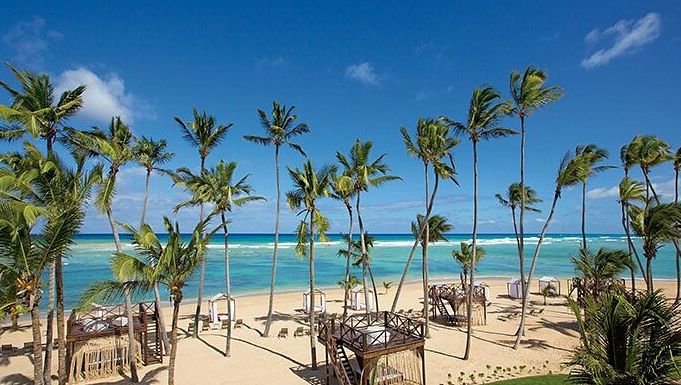 Vista de las instalaciones y ambiente vibrante del resort Breathless en Punta Cana, destacando su diseño moderno, áreas de piscina y estilo de vida social de lujo.