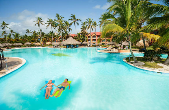 Vista de un resort en Punta Cana, destacando la experiencia de lujo y el entorno tropical que rodea las instalaciones del complejo vacacional.
