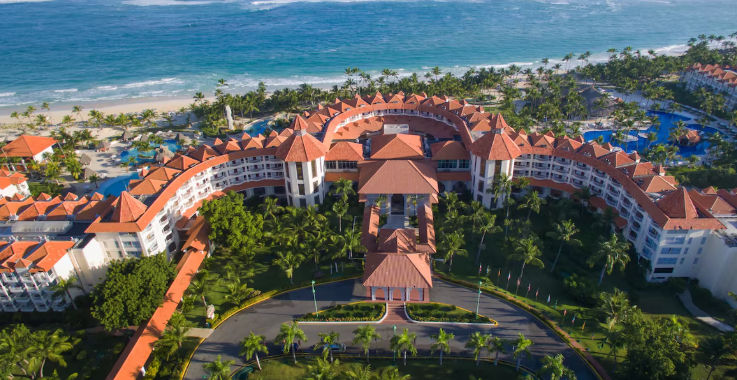 Vista paradisíaca del Caribe en Punta Cana, destacando aguas cristalinas, playas de arena blanca y el entorno tropical ideal para unas vacaciones inolvidables.