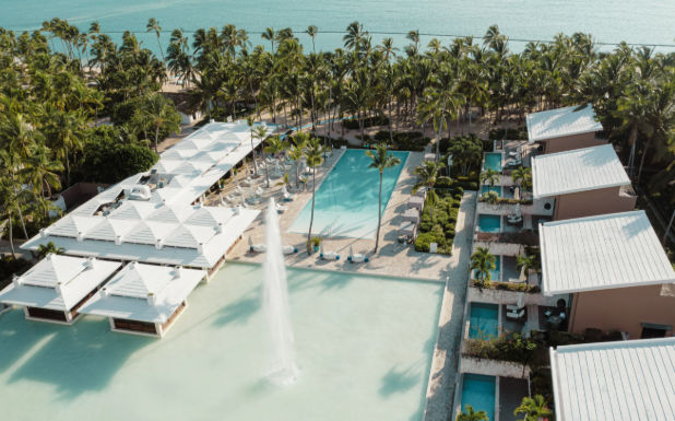 Vista de las instalaciones del resort Catalonia en Punta Cana, destacando su arquitectura, áreas de descanso y el entorno tropical que ofrece a sus huéspedes.