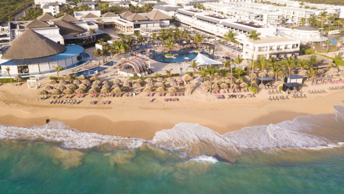 Vista de las modernas instalaciones y el ambiente vibrante del CHIC Punta Cana, destacando su diseño sofisticado y áreas de recreación de lujo para adultos.