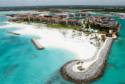 Vista panorámica de un complejo hotelero en la República Dominicana, destacando su arquitectura moderna, áreas recreativas y el entorno natural caribeño.