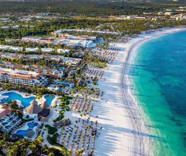 Vista de un resort en la República Dominicana, mostrando instalaciones de lujo, diseño tropical y un ambiente diseñado para el confort y las vacaciones.