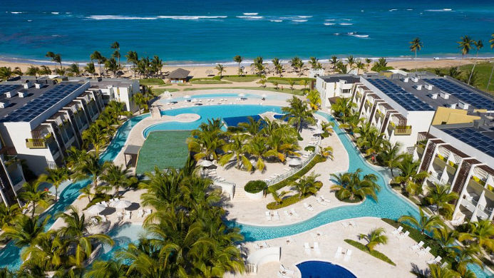 Vista de las instalaciones del resort Dreams en Punta Cana, destacando su diseño acogedor, áreas ajardinadas y el entorno paradisíaco ideal para el descanso.