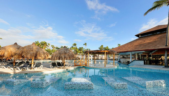 Vista de las instalaciones del Grand Palladium en Punta Cana, destacando su arquitectura, amplias áreas de piscina y el entorno tropical que ofrece una experiencia de lujo integral.