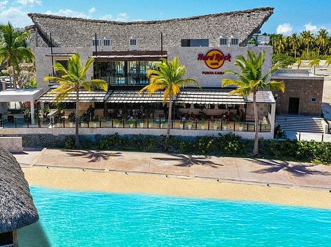 Vista de las instalaciones del Hard Rock Hotel & Casino Punta Cana, destacando su estilo icónico, piscinas de lujo y el ambiente vibrante que lo define como un referente del entretenimiento.