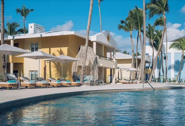 Vista de un hotel de lujo en Punta Cana, destacando su arquitectura moderna, espacios amplios y un ambiente acogedor diseñado para garantizar el máximo confort durante las vacaciones.