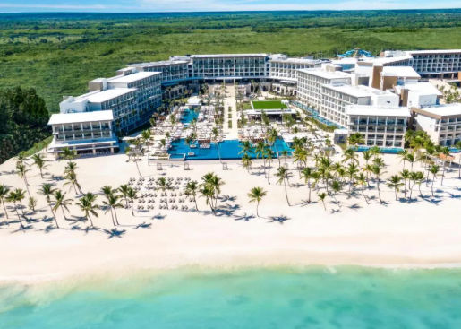 Vista de un complejo hotelero en la República Dominicana, mostrando instalaciones de alta gama, diseño contemporáneo y un entorno tropical ideal para el turismo.