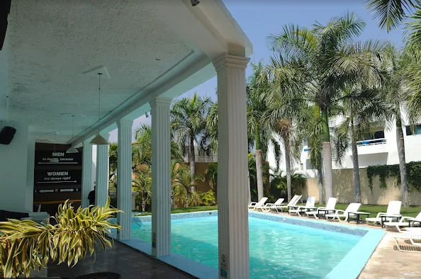 Vista de las instalaciones y diseño interior de un hotel destacado en Punta Cana, enfocado en brindar confort, elegancia y una experiencia de hospitalidad superior para los huéspedes.