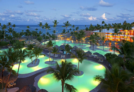 Vista de un resort todo incluido en la República Dominicana, destacando sus instalaciones, áreas de esparcimiento y el ambiente vacacional frente al entorno tropical.