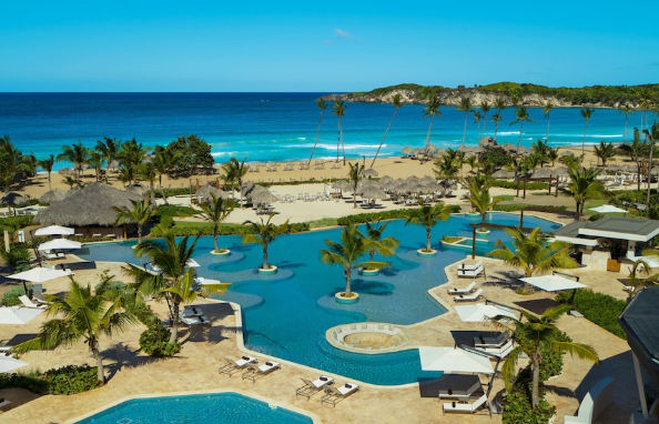 Vista panorámica de Playa Macao en Punta Cana, destacando su belleza natural, entorno virgen y aguas cristalinas, ideal para una experiencia tropical auténtica.
