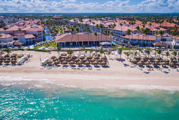 Vista de las instalaciones y el entorno costero del Majestic Mirage Punta Cana, destacando su elegancia y cercanía a la playa.