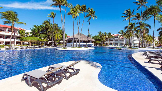 Vista de las instalaciones del resort Occidental en Punta Cana, destacando su arquitectura, áreas de piscina y el entorno tropical diseñado para el descanso y las vacaciones.