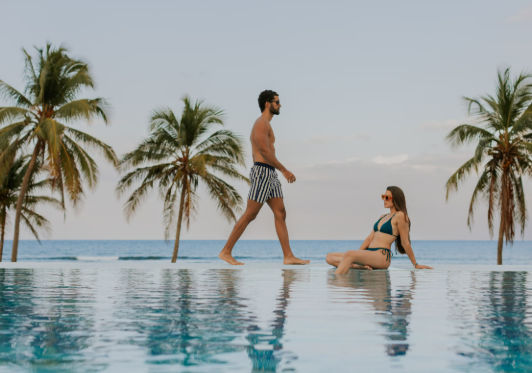 Imagen de una palmera tropical en Punta Cana, evocando la esencia del Caribe, la relajación y el entorno natural paradisíaco del destino.