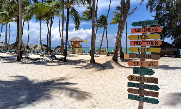 Vista paradisíaca de las playas de Punta Cana, mostrando su arena blanca, aguas turquesas y el entorno tropical que convierte a este destino en un referente mundial del turismo.