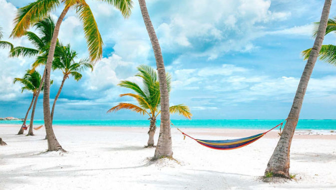 Vista panorámica de Punta Cana, destacando sus paradisíacas playas de arena blanca, aguas cristalinas y el entorno tropical ideal para el turismo de lujo.