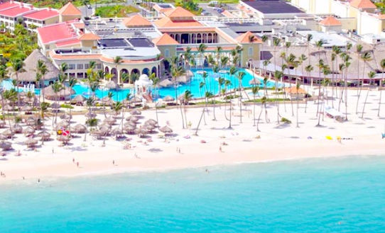 Paisaje tropical en Punta Cana, destacando la belleza natural del entorno costero y la experiencia relajante que ofrece el destino para sus visitantes.