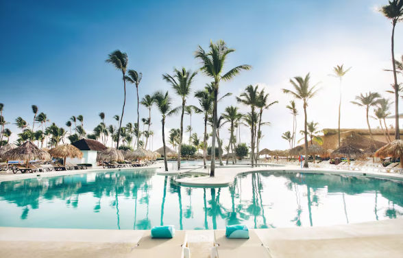 Vista panorámica de las playas de Punta Cana, destacando su arena blanca, aguas turquesas y el paisaje costero característico del destino caribeño.