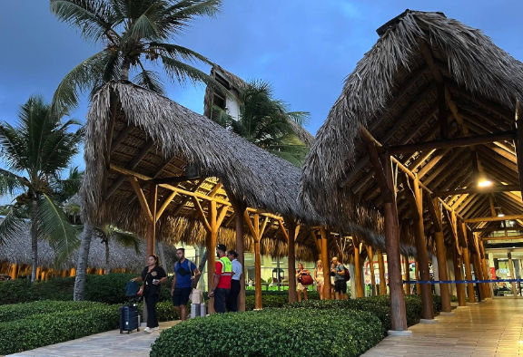 Vista externa del Aeropuerto Internacional de Punta Cana, mostrando su icónica arquitectura con techos de cana y la bienvenida al destino turístico más importante del Caribe.