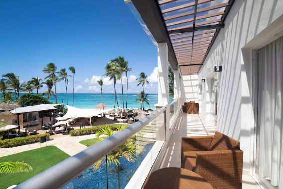 Vista de las instalaciones del Royalton Punta Cana, destacando su entorno elegante, áreas de piscina y el diseño tropical que lo caracteriza como un destino de vacaciones de alta gama.