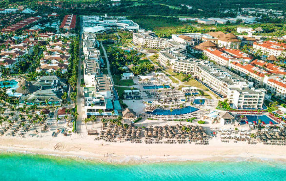 Vista de las modernas instalaciones y el entorno del Royalton Bavaro, destacando su diseño elegante, áreas de piscina y cercanía a la playa en Punta Cana.