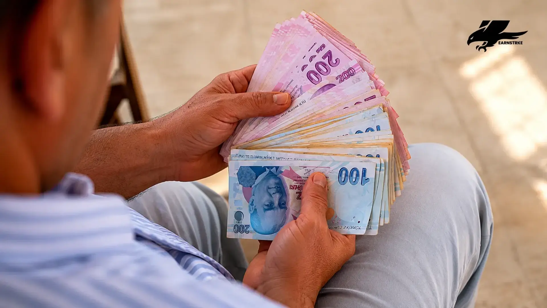 Maaşını yeni çekmiş olan emekli parasını sayıyor.
