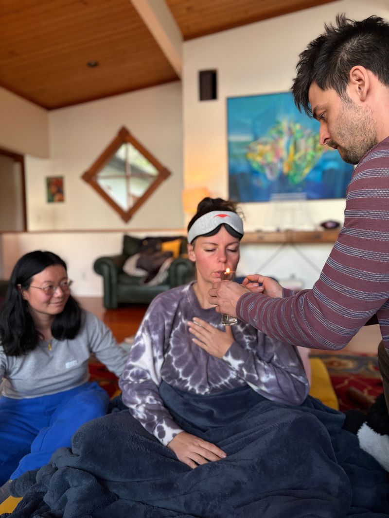 Sagan and Helena serving medicine to a journeyer