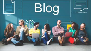 Infographic highlighting essential blogging tips and top reasons for beginners to start a blog.