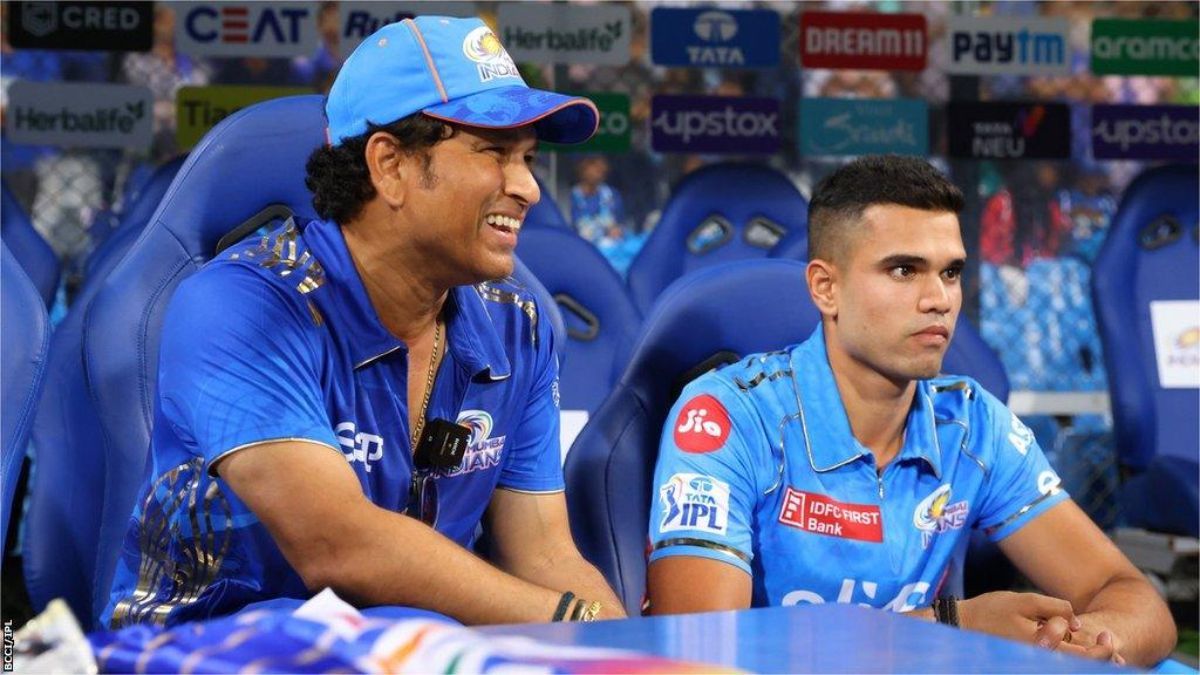 arjun Tendulkar with sachine tendulkar.jpg