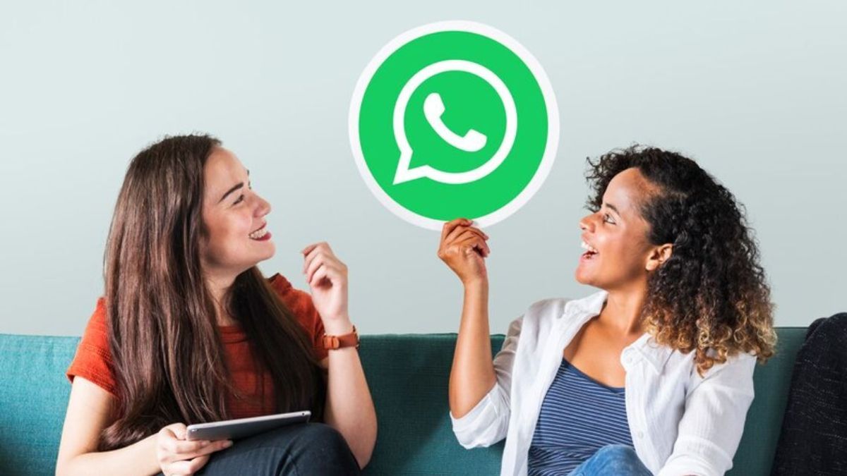 WhatsApp logo with suggestions for creative group names, highlighting its status as the top messaging app globally.