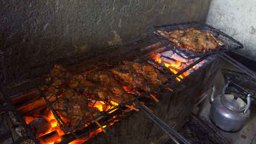 Ayam Bakar 3 Berku: Manisnya Bacem, Gurihnya Santan ...