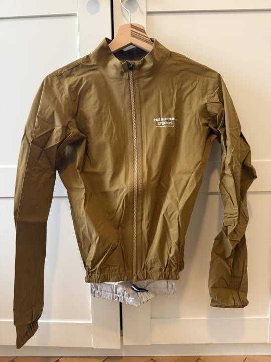 Pas Normal Studios Rain Jacket kaufen in Luzern - Velomarkt
