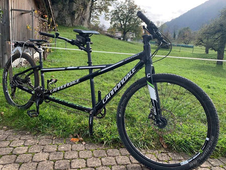 Ein velo mit mindestens zwei Personen Platz