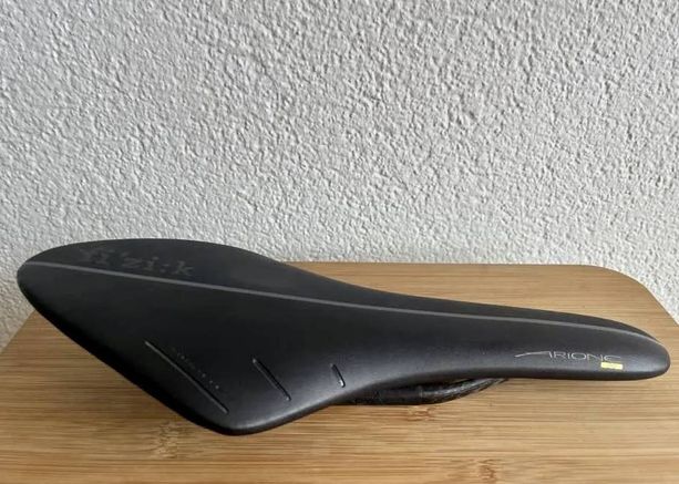 Sattel Fizik Arione 00 Carbon sehr leicht wie neu kaufen in Zug #1 | velomarkt.ch