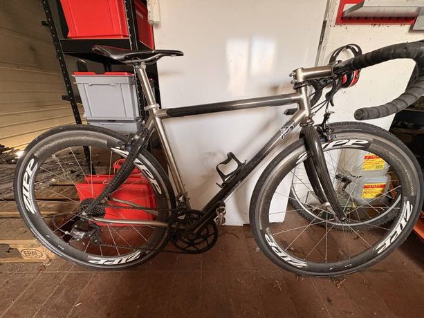 Titan Rennrad mit ZIPP Carbon Laufrädern kaufen in St. Gallen - Velomarkt