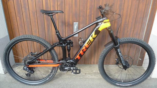 Elektrovelo E-Bike Trek Rail 9.8 GX AXS Gen3 Grösse L Black/Marigold/Red kaufen in Zürich #1 | velomarkt.ch