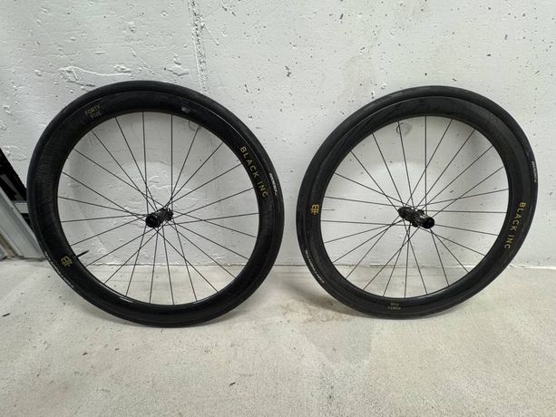 Black Inc Forty Five Carbon Laufradsatz Gold Edition – Shimano | inkl. Continental GP5000 kaufen in Zurich #1 | velomarkt.ch