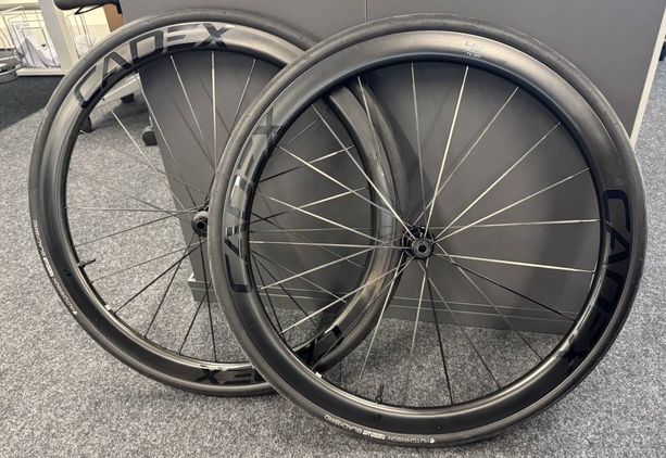 Cadex 42 - Karbon-Wheelset für Scheibenbremse, mit Shimano HG und 30mm Reifen kaufen in Zurich #1 | velomarkt.ch