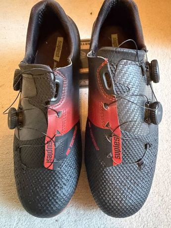 Die Suplest Road Pro Edge+ 2.0 BMC Edition Schuhe sind darauf ausgelegt, Komfort und Effizienz auf der Straße zu bieten. Mit Premium-Funktionen wie dem BOA Li2-System, der ERGO 360° Carbonso kaufen in Thurgau #1 | velomarkt.ch
