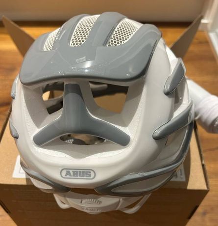 Neuer Ungetragener ABUS Helm kaufen in Obwalden #1 | velomarkt.ch
