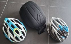 Zwei originale Teamhelme für Sammler | Team Astana und AG2R plus Case | velomarkt.ch