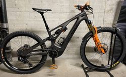 Specialized Turbo Levo Custom | Custom Fahrwerk und elektronische Schaltung | velomarkt.ch