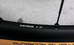 Mavic KSYRIUM S DISC mit Reifen, Scheibenbremsen und Kassette kaufen in Aargau #2 | velomarkt.ch