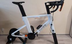 Zwift Hub One und Zwift Ride mit Tablet-Halterung | Virtuelles Trainingsrad | velomarkt.ch