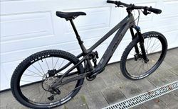 Neues Pivot Shuttle SL E-MTB abzugeben | Ein highend E-MTB für Jedermann | velomarkt.ch