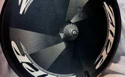 ZIPP Scheibenrad | ZIPP Scheibenrad mit Collé und Shimano 10Fach | velomarkt.ch