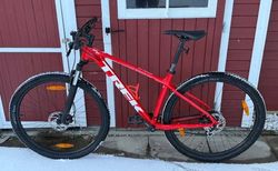 Trek Marlin 5 – Rot | neuwertig | Gekauft im Sommer 2025 | velomarkt.ch