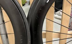 DT Swiss ARC 1100 DICUT 62 Carbon Disc Center Lock 28" Laufradsatz kaufen in Zurigo #2 | velomarkt.ch