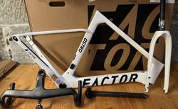 FACTOR Ostro V.A.M. 2024 High-End Rahmenset | Sehr wenig gebrauchtes Custom Rahmenset vollcarbon | velomarkt.ch